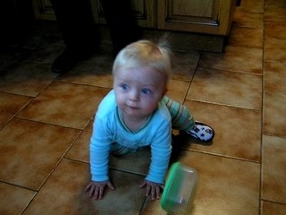 ARMAND JOUE AVEC UNE BOITE EN PLASTIQUE