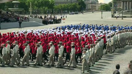عرض عسكري في جادة الشانزيليزيه في مناسبة العيد الوطني الفرنسي