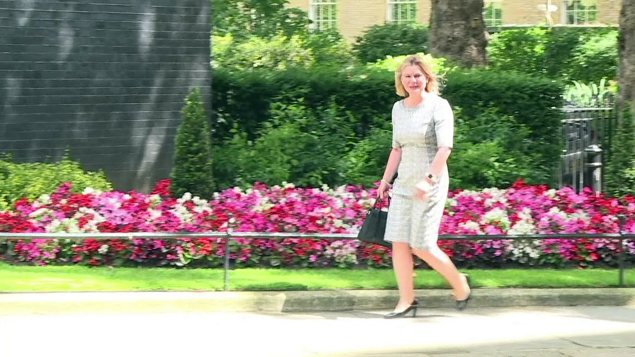 Premiê britânica assume sob pressão e expectativas