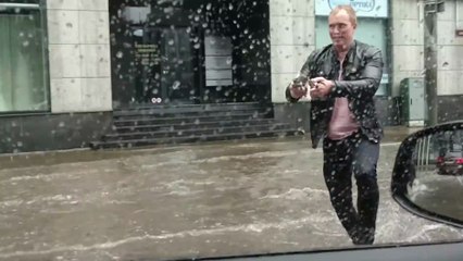 Cet homme sauve un chaton des inondations