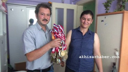Cimnastik Dünya Şampiyonu Akhisarlı Ayşe Begüm Onbaşı'nın Ailesi Çok Mutlu