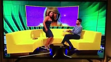 Oh la honte ! En plein direct, elle déchire sa robe, en tentant de faire du twerk