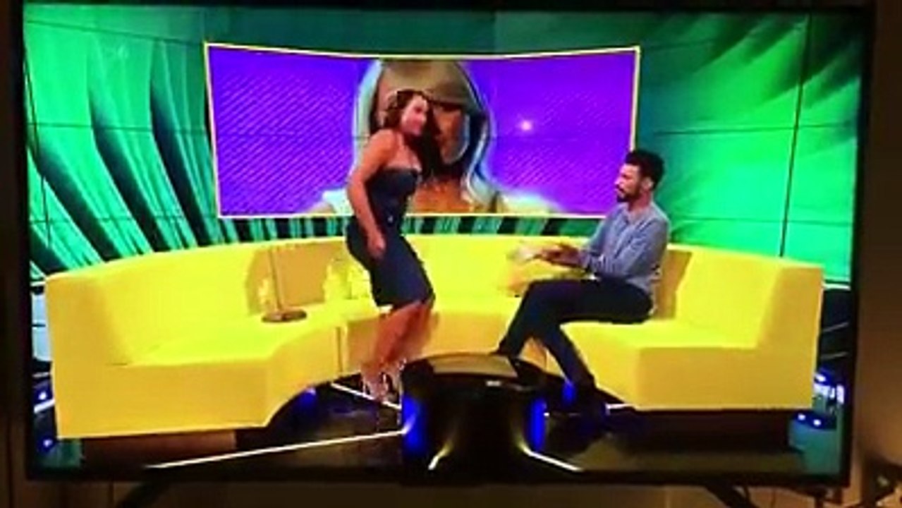 la Honte elle déchire sa robe en essayant de twerker!