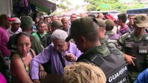 Militares tentam organizar caos econômico na Venezuela