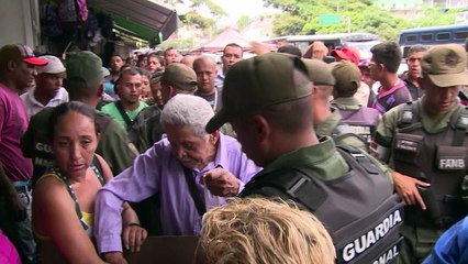 Militares tentam organizar caos econômico na Venezuela