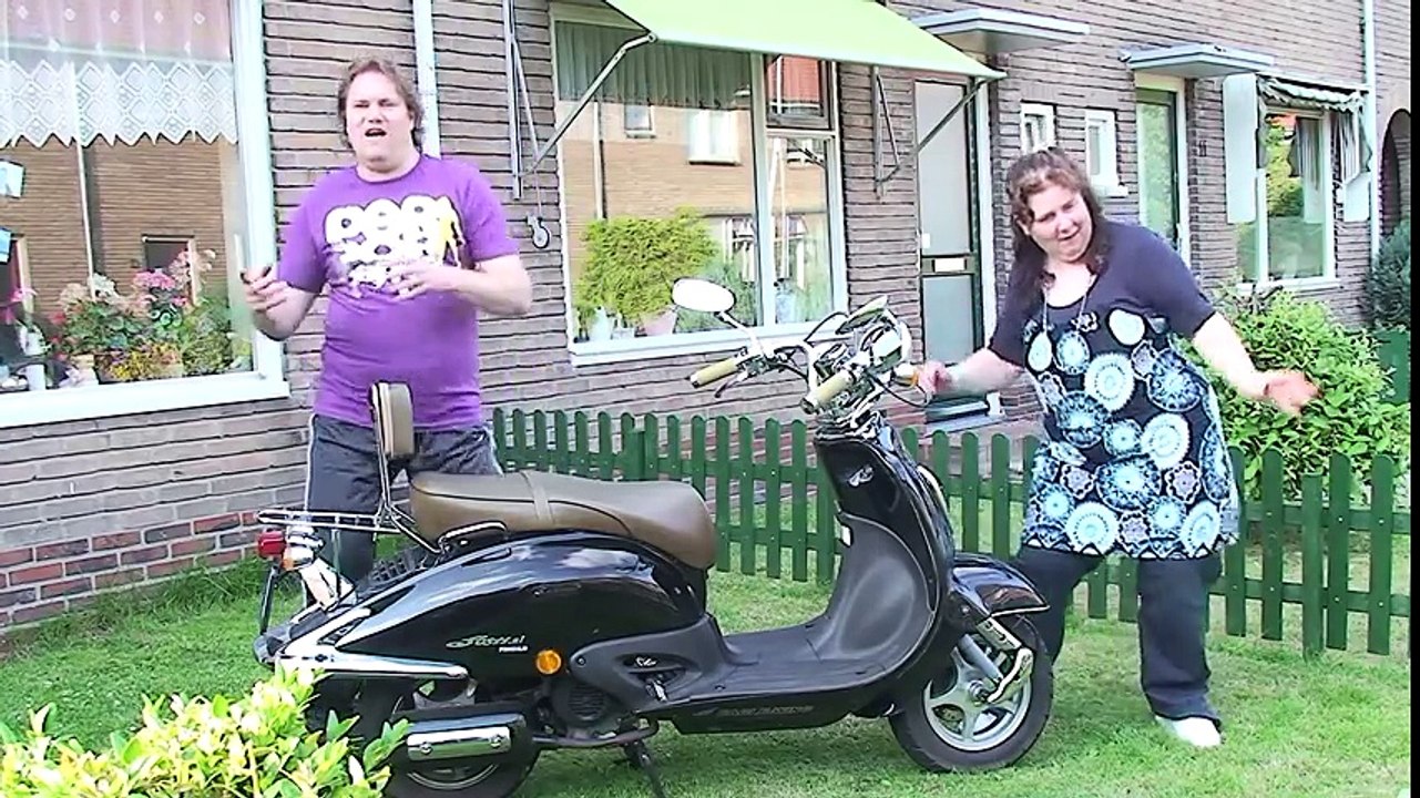 Incroyable clip en vidéo d'un gars fier de son scooter