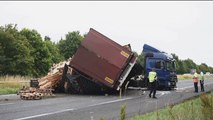 Vrachtwagen kantelt: honderden pallets op de A7 - RTV Noord