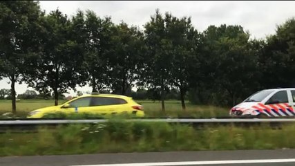 Vrachtwagen met pallets geschaard en gekanteld op A7 - RTV Noord