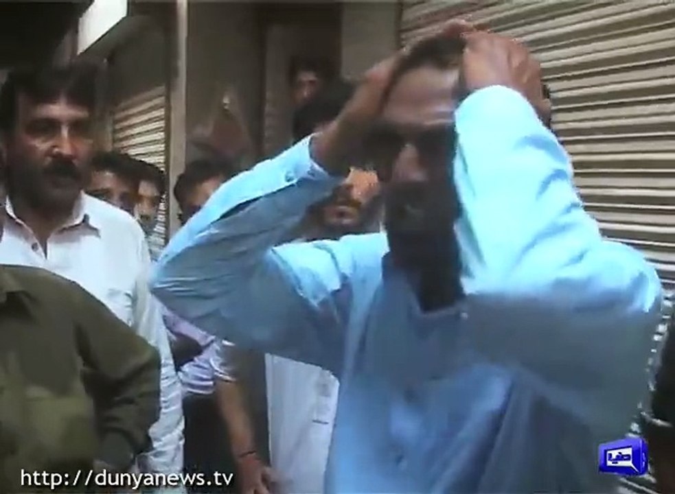 گوجرانوالہ میں دکانداروں سے انکم ٹیکس وصول کرنے والا نوسرباز انسپکٹر ہتھے چڑھ گیا خوب دھنائی کے بعد پولیس کے حوالے کردیا
