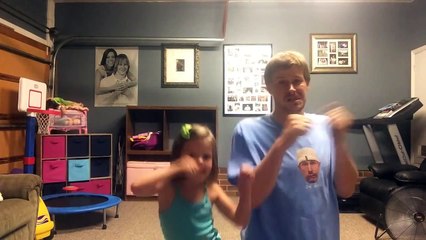 Papa profite de l'absence de la maman pour s'éclater avec leur fille. Trop mignon !