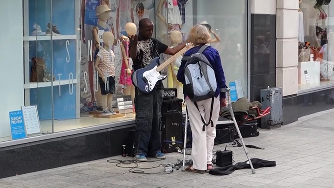 Une femme refuse qu'un musicien joue dans la rue