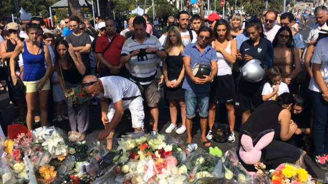 Attentat de Nice: Recueillement sur la Promenade des Anglais