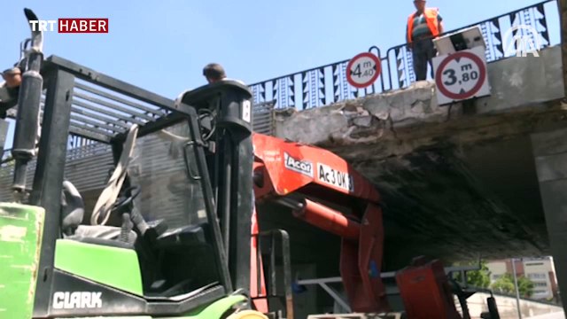 İş makinesi yüklü kamyon alt geçide sıkıştı