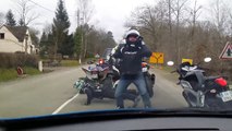 Deux motards et un pilote de quad délirent en attendant à un feu rouge