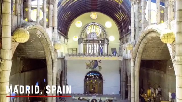 Un homme construit une cathédrale à la main