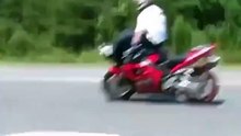Voulant impressionner ses amis, il finit par se renverser sur l'autoroute !