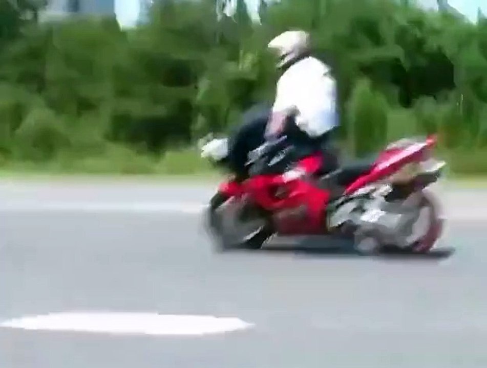 Voulant impressionner ses amis, il finit par se renverser sur l'autoroute !