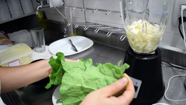 Aprenda a fazer suco natural de abacaxi com couve e gengibre