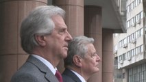 Joachim Gauck fue recibido con honores en la sede central del Gobierno uruguayo