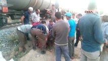 Akşehir Tren, Tarım İşçilerini Taşıyan Kamyonete Çarptı 2 Ölü, 9 Yaralı