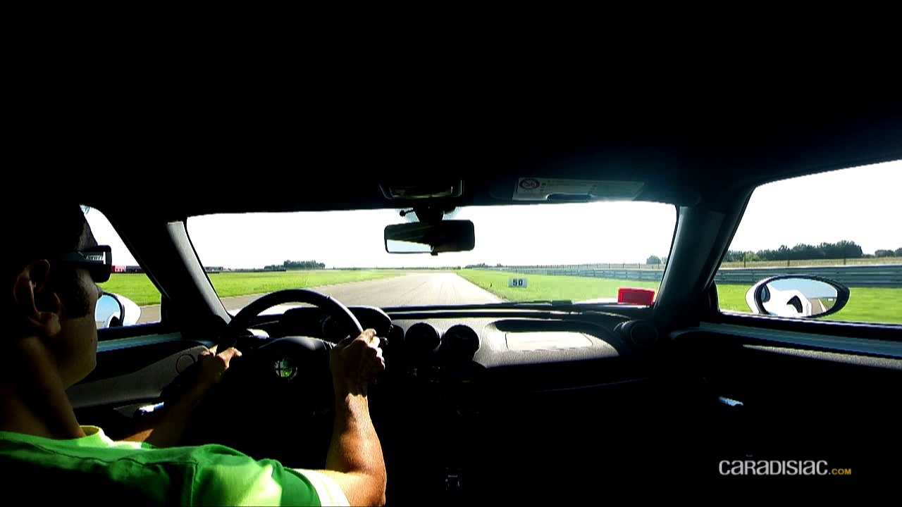 Un tour embarqué du circuit de la Ferté Gaucher à bord de l'Alfa Romeo 4C
