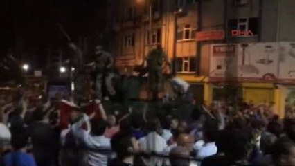 Скачать видео: Bayrampaşa Çevik Kuvvet Önünde Asker ile Vatandaşlar Arasında Arbede 2