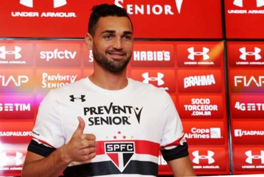 Gilberto é apresentado no São Paulo e elogia força da equipe
