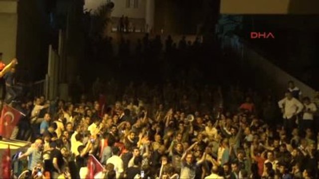 AK Parti İl Binası Önünde Asker ve Kalabalık