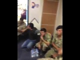Çekilen bir videoda askerlerin polis tarafından gözaltına alındığı görülüyor