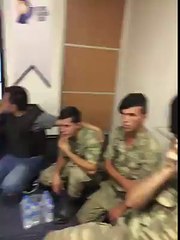 عاجل قوات خاصة تعتقل عناصر الجيش التي سيطرت على مبنى التلفزيون التركي.