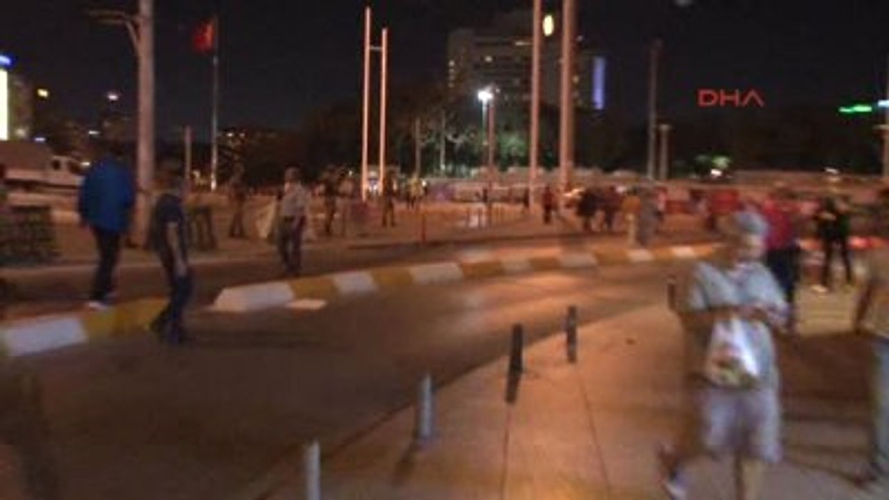 Taksim Meydanında Asker Havaya Ateş Açtı