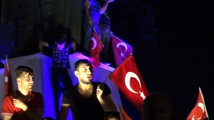 DARBEYE KARŞI BİRLİK OLAN HALK SOKAĞA İNDİ