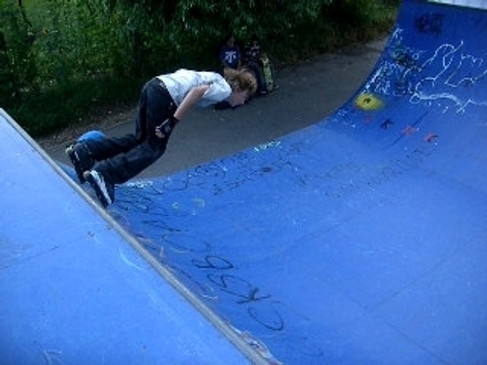 Roller Agressif sur le halfpiipe (360° et fcky360°)