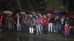 Türkiye'nin Üsküp Büyükelçiliği Önünde Toplanan Vatandaşlar Askeri Kalkışmaya Tepki Gösterdi