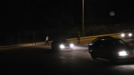 TRT'nin Önünde Toplanan Vatandaşlar, Askeri Kalkışmaya Tepki Gösterdi