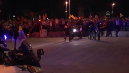 Vatandaşlar İl Emniyet Müdürlüğü Önünde Nöbet Tutuyor