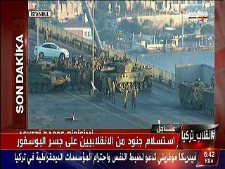 لحظة تسليم الجنود الأتراك أنفسهم على جسر البسفور