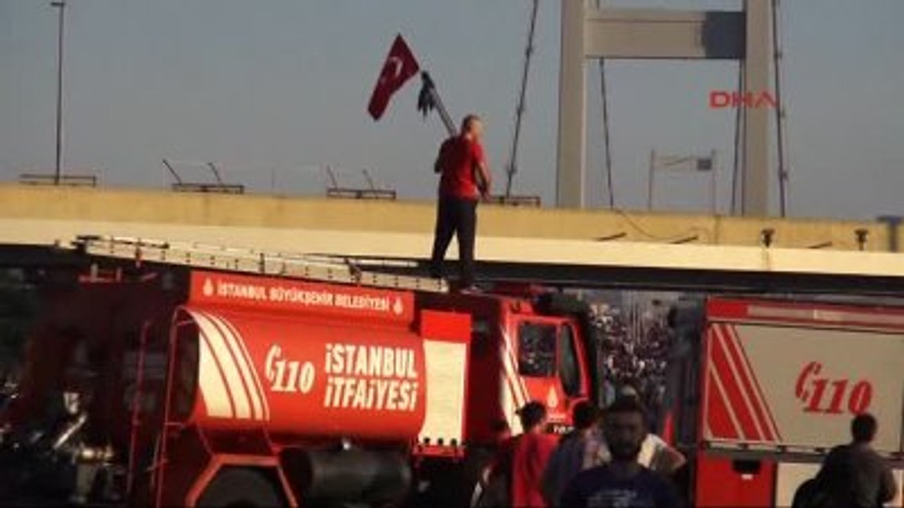 Boğaziçi Köprüsü'nde Darbe Girişmcisi Asker Linç Edilircesine Dövüldü