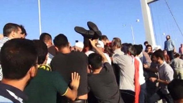 Boğaziçi Köprüsü'nde Darbe Girişimcisi Asker, Linç Edilircesine Dövüldü