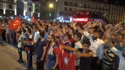 Konya'da Halk Darbe Girişimine Karşı Meydanlarda Toplandı