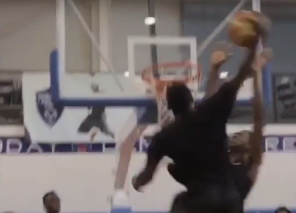 Victor Oladipo claque un dunk sur la face d'un jeune !