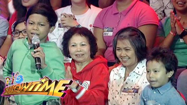 It's Showtime: Makmak and Onyok sing 'Tatlong Bibe'