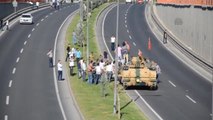 Fetö'nün Darbe Girişimi - Polis ve Vatndaşlar Zırhlı Aracı Ele Geçirdi