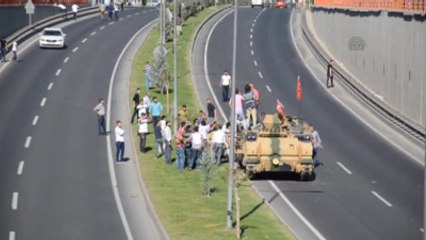 Fetö'nün Darbe Girişimi - Polis ve Vatndaşlar Zırhlı Aracı Ele Geçirdi
