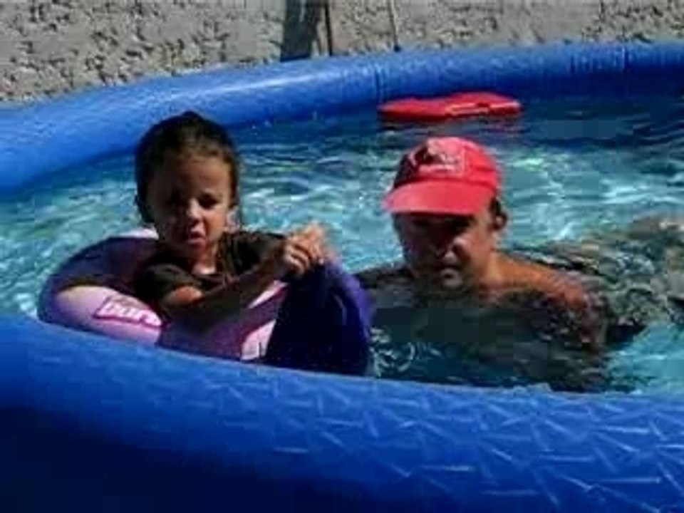 Maeva qui se cache dans la piscine