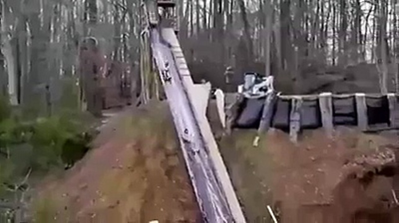 Ce toboggan géant artisanale n'est pas très au point