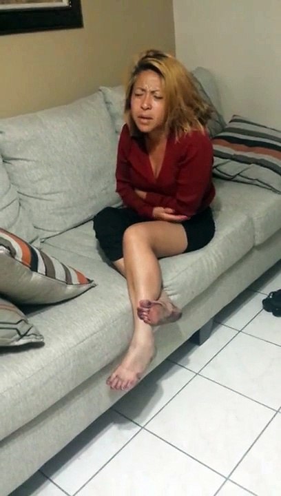 Une femme complètement bourrée entre chez des gens pour dormir sur leurs canapé