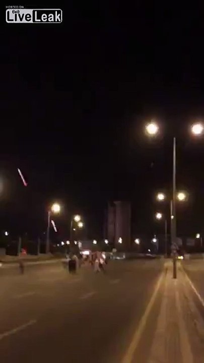 Un hélicoptère de l'armée rafale les manifestants - Coup d'état en Turquie