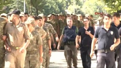 Genelkurmay Başkanlığı'nda Bulunan 200'e Yakın Silahsız Er Polislere Teslim Oldu 3-