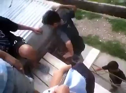 Un pont en bois, des gamins, une perche à selfie de fortune et La Chute ! Fail